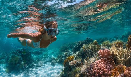 en tjej dyker med dykmask